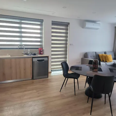2 Bedroom Brand New Mc Kenzie 2 Minute To The Mc Kenzie דירה לרנקה